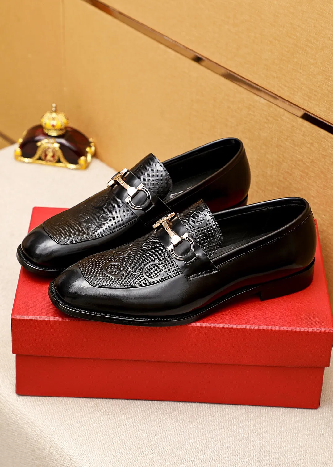Men's shoes 💰460 💐 Product trademark: Ferragamo "Ferragamo" casual leather shoes Regular size: 38-44 (45.46🉑️customized) Product materials: Selected imported first-layer open-edge beaded cowhide floral upper + luxury hardware buckle, imported water-dyed cowhide leather lining. Strong three-dimensional visual effect, original rubber outsole Color: 1⃣️color optional